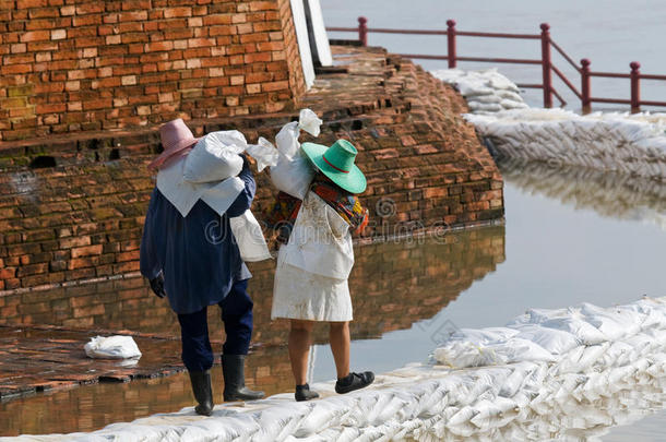 泰国<strong>洪灾</strong>中扛沙袋的妇女