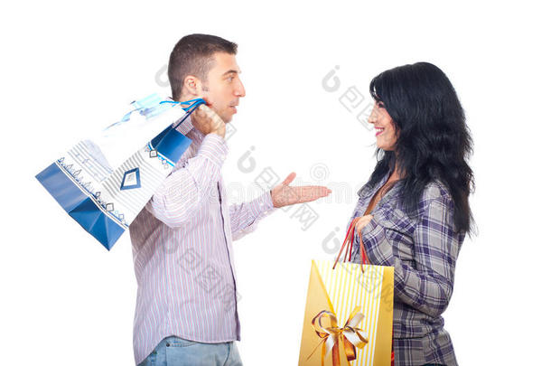 一对拎着购物袋聊天的夫妇
