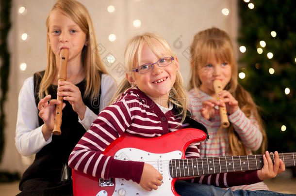 孩子们为圣诞节做音乐