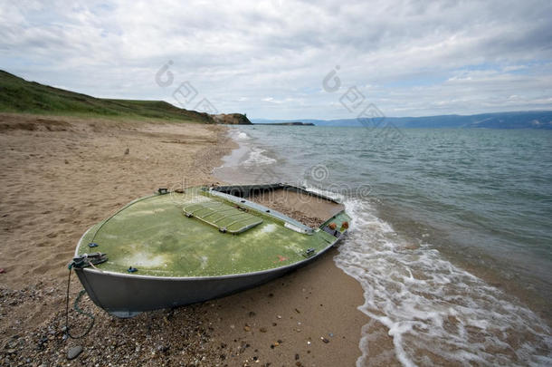 废弃的船在沙滩上，贝加尔湖海岸，奥尔洪。