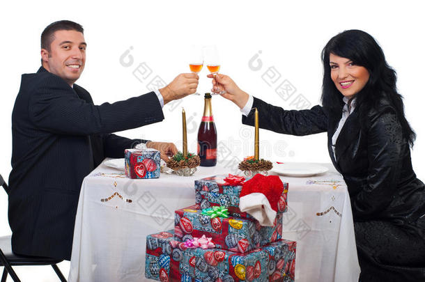圣诞晚宴上，一对夫妇用香槟祝酒