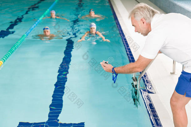 游泳池-游泳运动员<strong>训练比赛</strong>