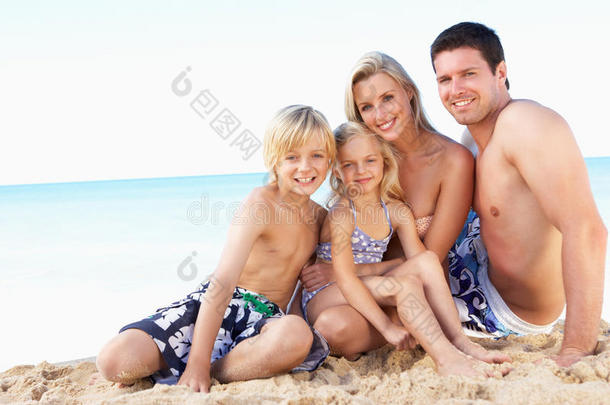 夏日海滩度假的家庭写真