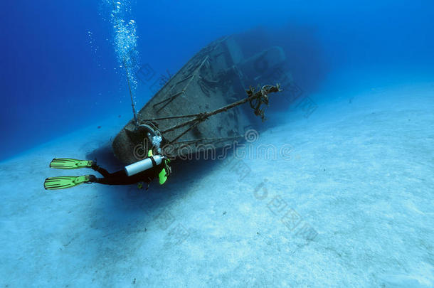 潜水员在探索沉船事故