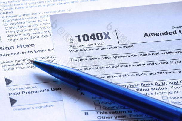 蓝色调笔和美国所得税表格