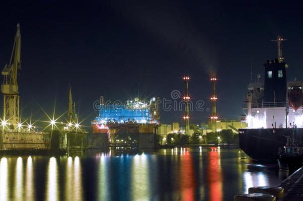夜间造船厂