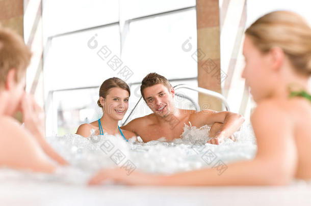 游泳池-快乐夫妻在热水浴缸里放松