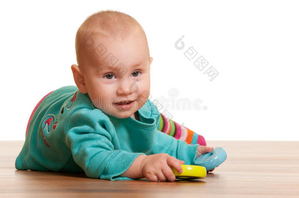 女孩在地板上玩玩具金字塔