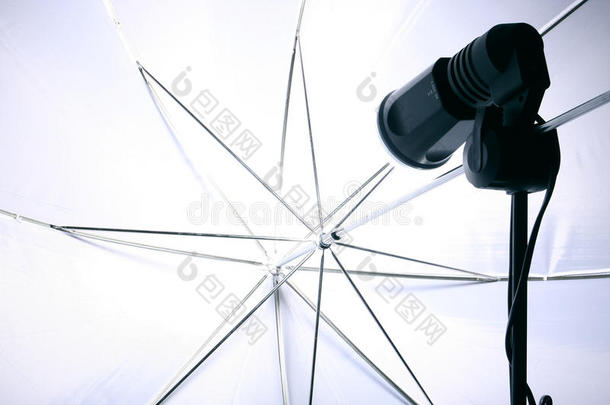 <strong>录音棚</strong>用闪光灯和雨伞