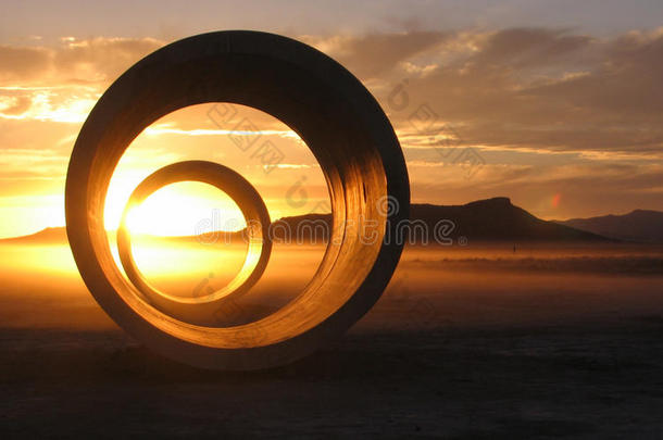 太阳隧道待至日