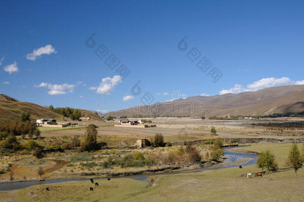 河边的藏族村落