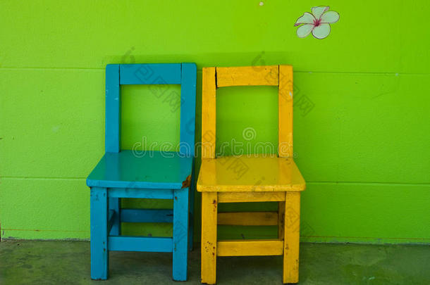 木椅靠绿墙
