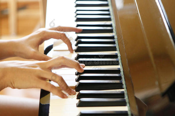 弹钢琴的手指特写