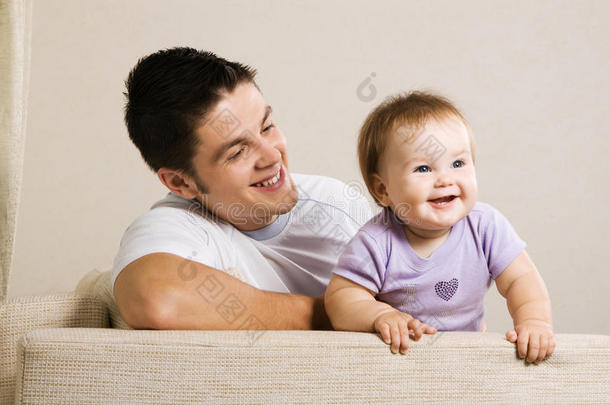 快乐的年轻父亲和可爱的小女儿