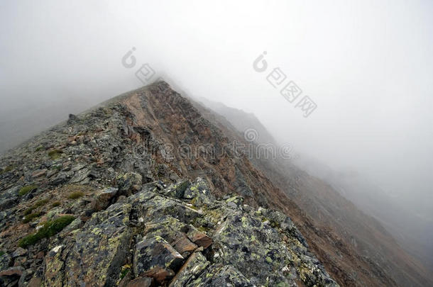 烟雾中的岩石通道雾，沙扬俄罗斯山区.