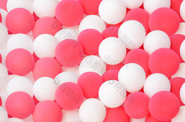 粉红色和白色的气球显示出美丽的图案