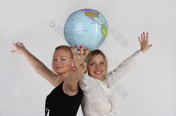 两个女商人在看地球仪