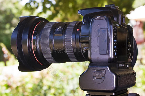 单反相机-侧面轮廓带17-20毫米镜头