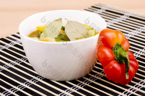 一碗素菜西葫芦和辣椒汤