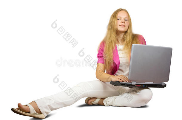 坐在笔记本电脑前的女孩