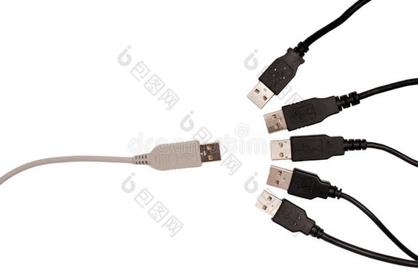 灰色usb电缆，面向五根黑色usb电缆