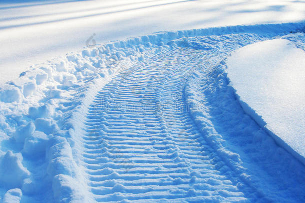 雪地上的雪地机动车道