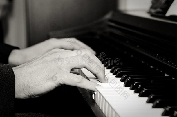 一个年轻人<strong>弹钢琴</strong>的手的特写镜头