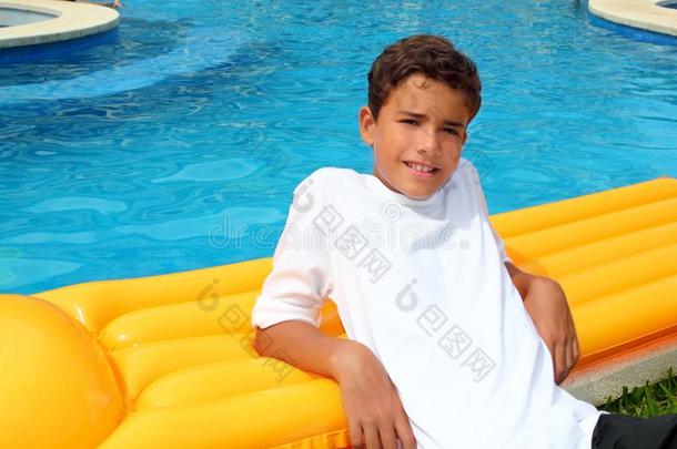 少年男孩假期在游泳池上休息