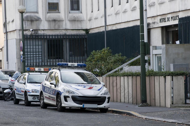 两辆法国警车停在街上
