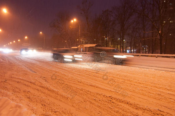 暴风雪中的基夫夜间交通
