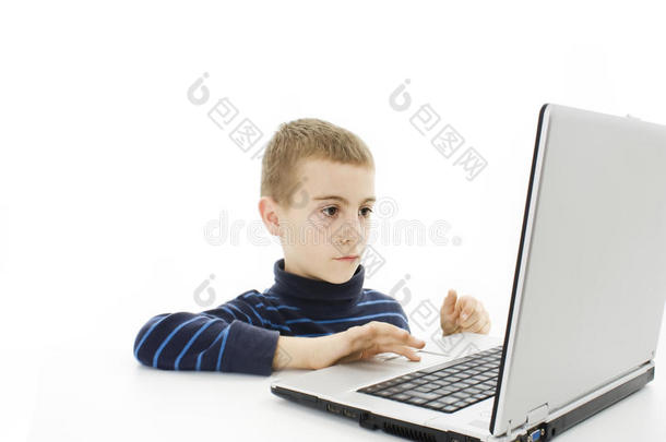 坐在显示器<strong>笔记本</strong>电脑前的小学生