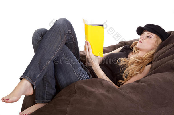 女人躺着看书