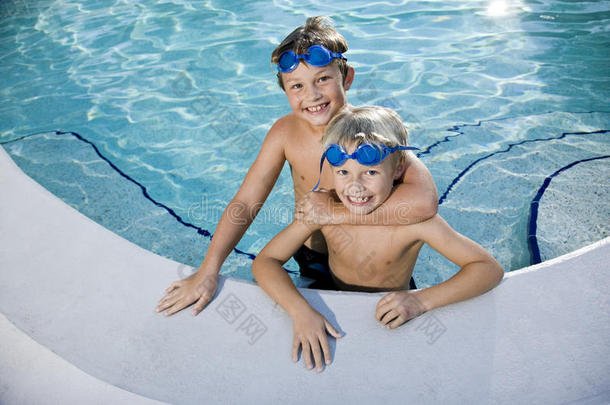 夏天的乐趣，男孩子们在游泳池里玩