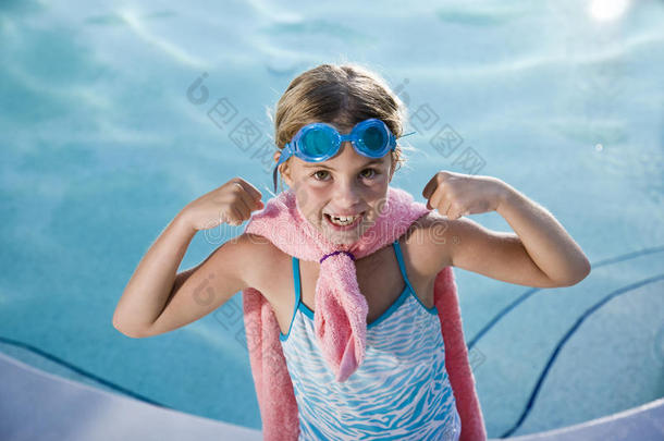 保护游泳池的超级女孩儿