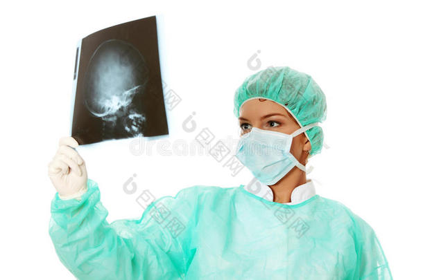 女医生检查头部x光照片扫描
