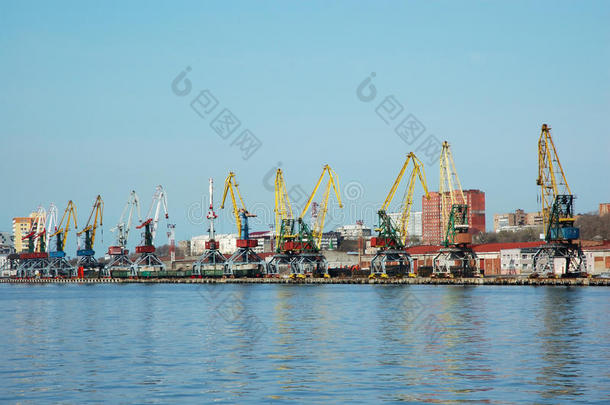 俄罗斯海参崴海港的装运码头。