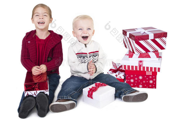 兴奋的孩子们打开圣诞礼物