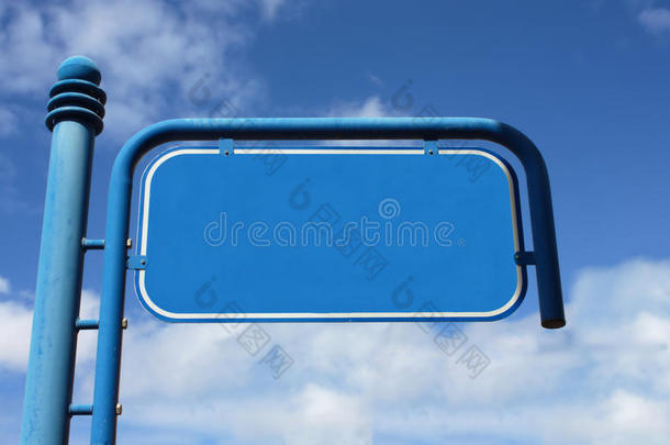 蓝<strong>色</strong>，<strong>金属色</strong>，空的街道标志，天空多云