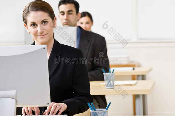 女商人在电脑上打字