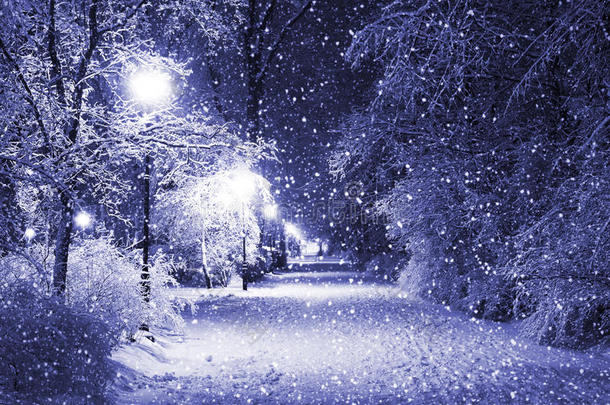 夜晚的冬日小巷