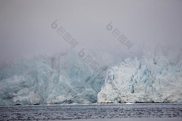 北极景观-雾中的巨大冰川
