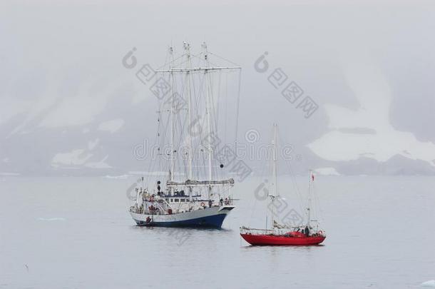 北极峡湾的大船和小游艇