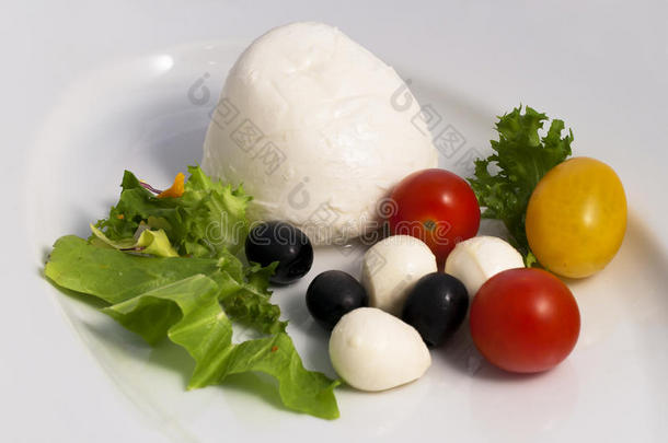 马苏里拉、橄榄和小西红柿