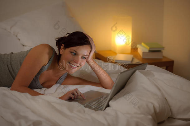 卧室之夜-带笔记本电脑的女士
