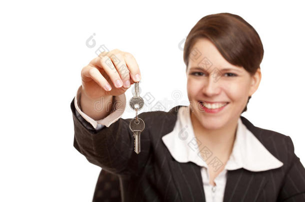微笑的女人交出了房子的钥匙