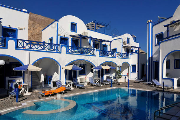 希腊圣托里尼的白色和蓝色酒店