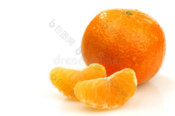 一整块橘子和<strong>两片</strong>