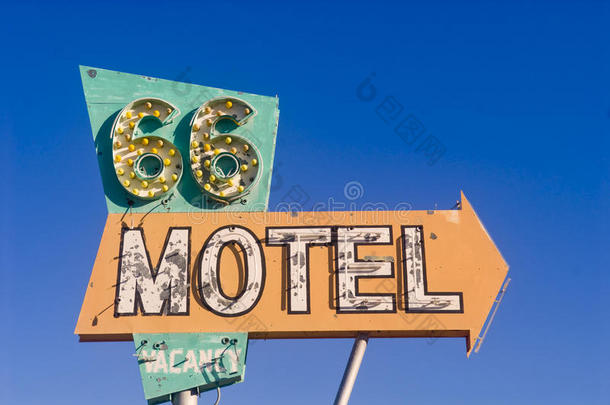 66号公路汽车旅馆的标志来自一个废弃的汽车旅馆