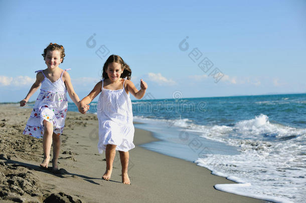 可爱的<strong>小女孩</strong>在沙滩上<strong>奔跑</strong>