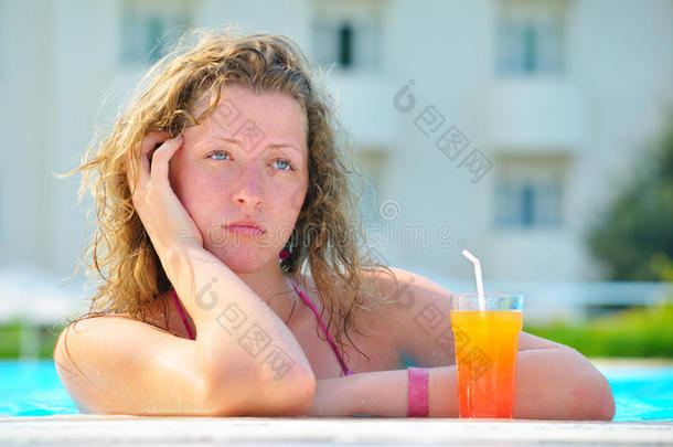 伤心的美女在酒店游泳池里很无聊